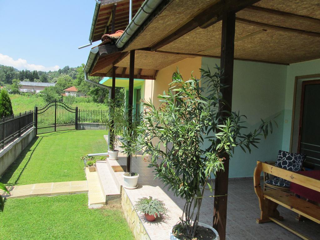 אורשאק Pri Orehite Guesthouse מראה חיצוני תמונה