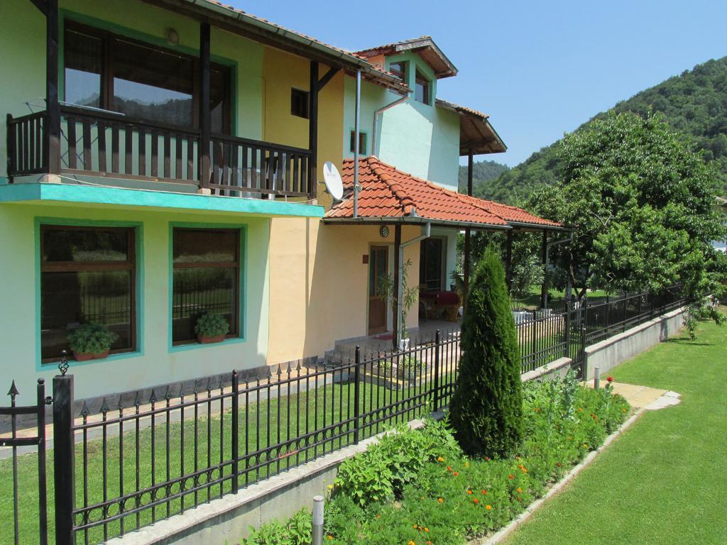 אורשאק Pri Orehite Guesthouse מראה חיצוני תמונה