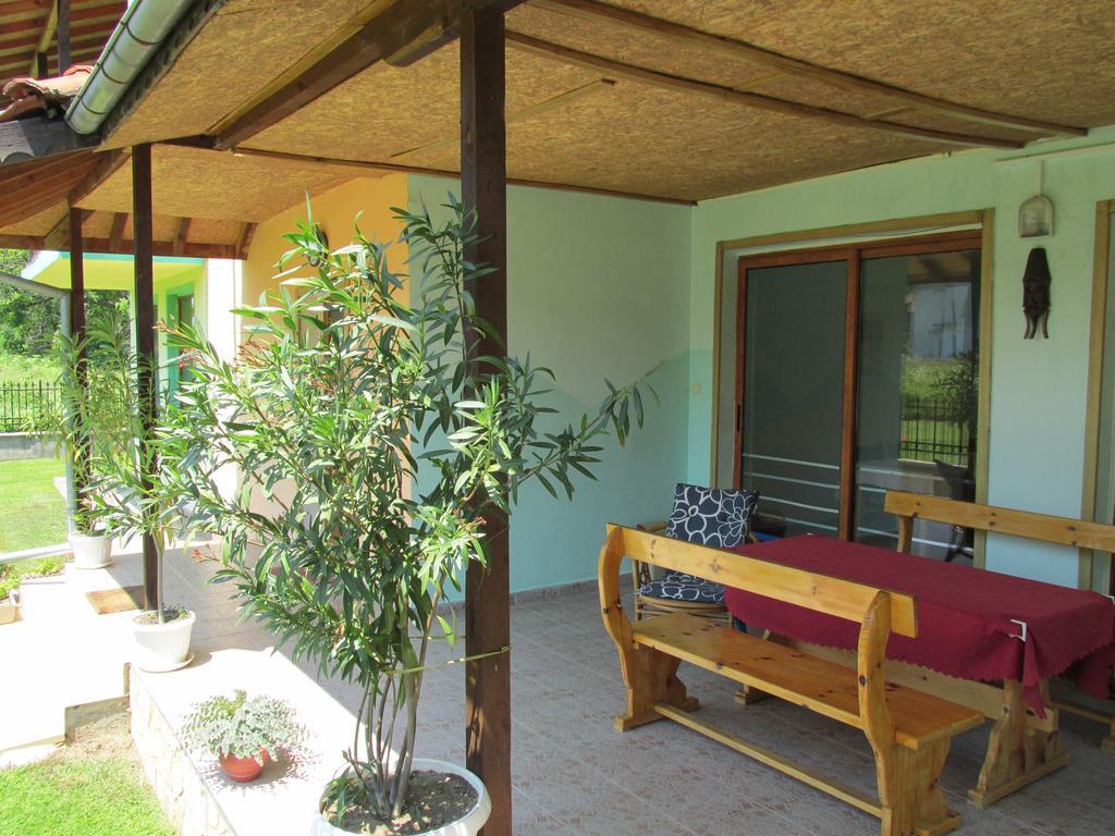 אורשאק Pri Orehite Guesthouse מראה חיצוני תמונה